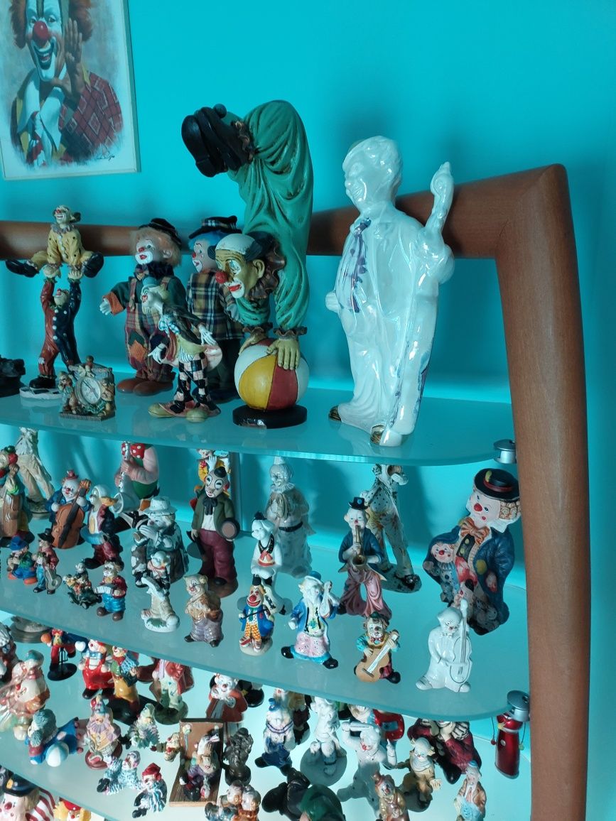 Niepowtarzalna kolekcja figurek klaunów.