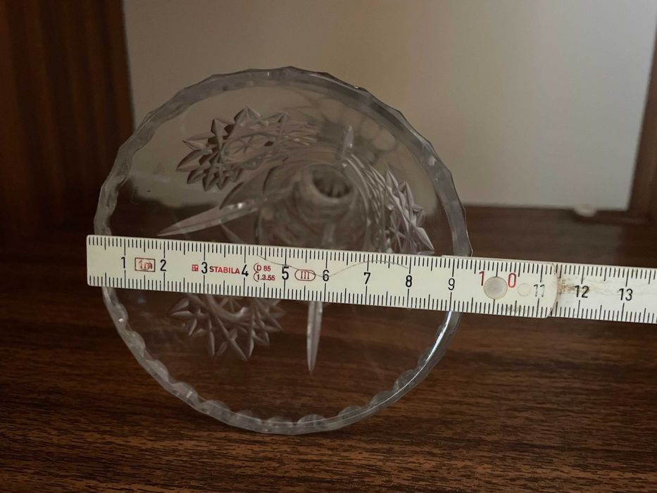 Kryształowy wazon z szeroką podstawą