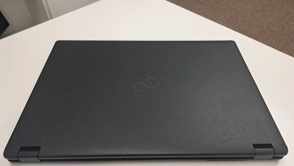 Biurowy Fujitsu LifeBook E559 15" i5-8gen 16GB 256SSD IPS FHD Klasa A