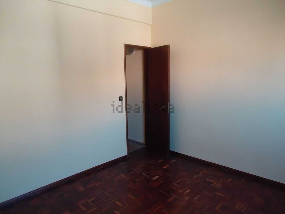 Moradia Duplex T4 em Condomínio Fechado com Pátio e Garagem no Cacém