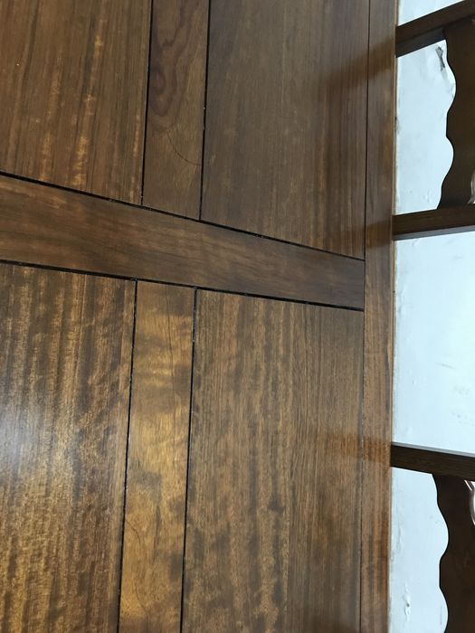 Mesa e cadeiras nogueira