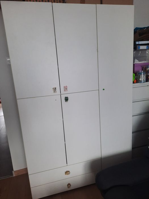 Szafa z póllami i wieszakami