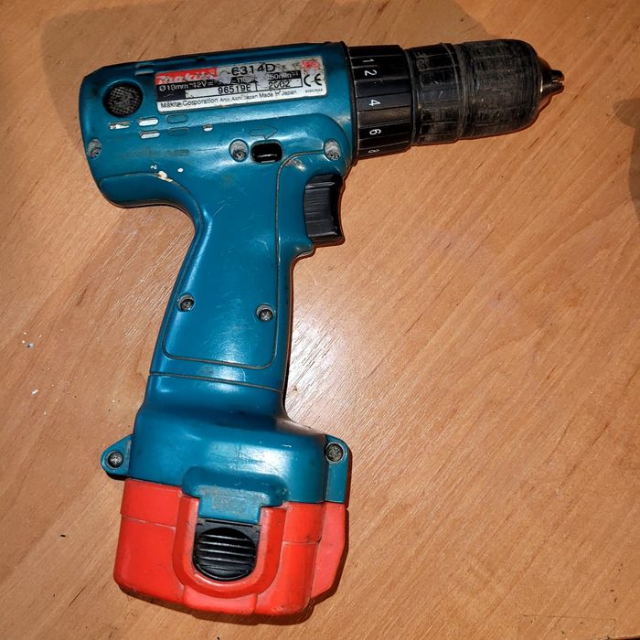 Шуруповерт рабочий.Читаем.