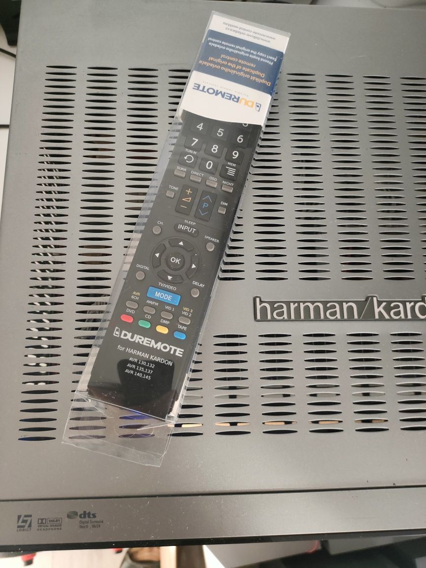 Amplituner Harman Kardon.