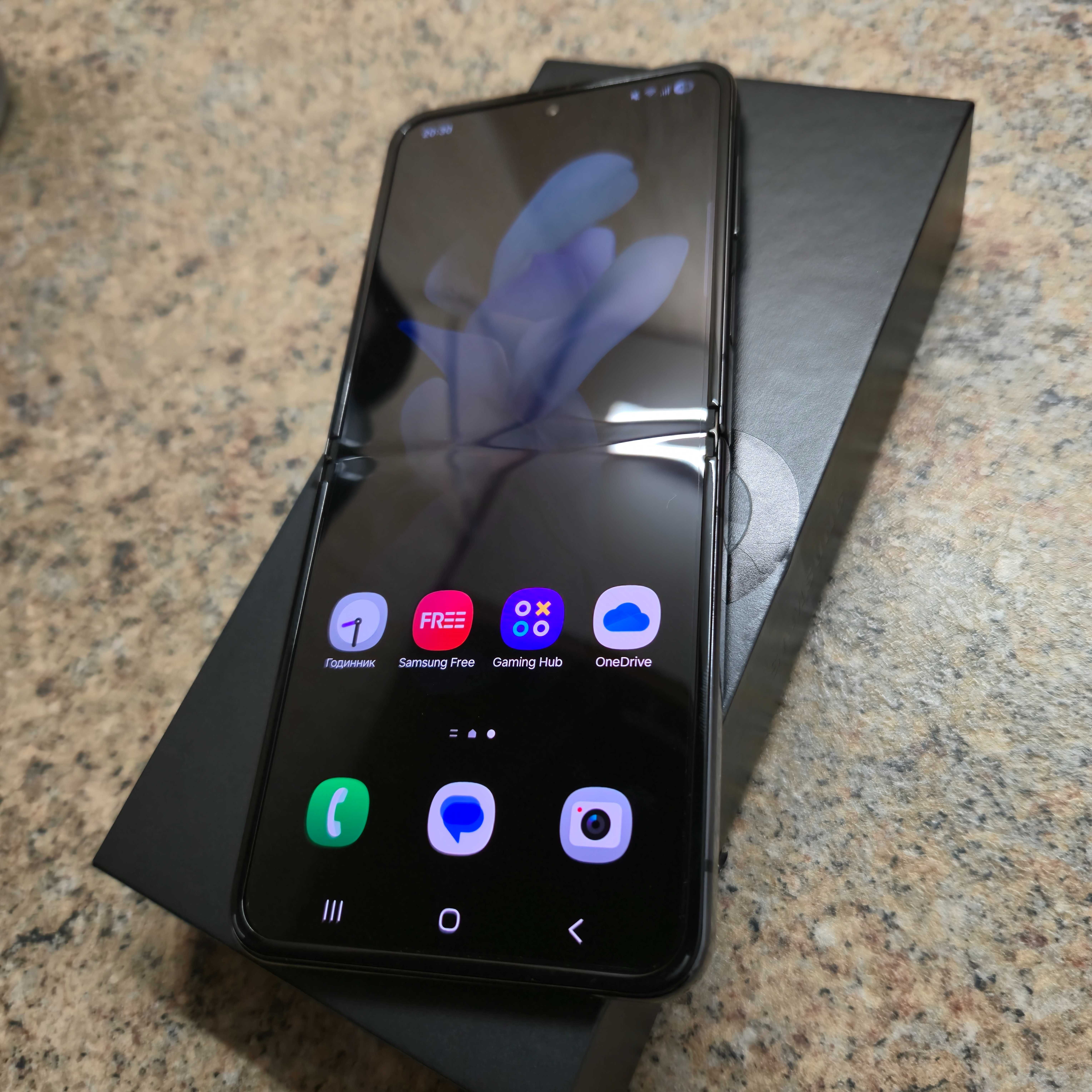 Samsung Galaxy Z Flip 4 8/128gb в ідеальному стані, як новий