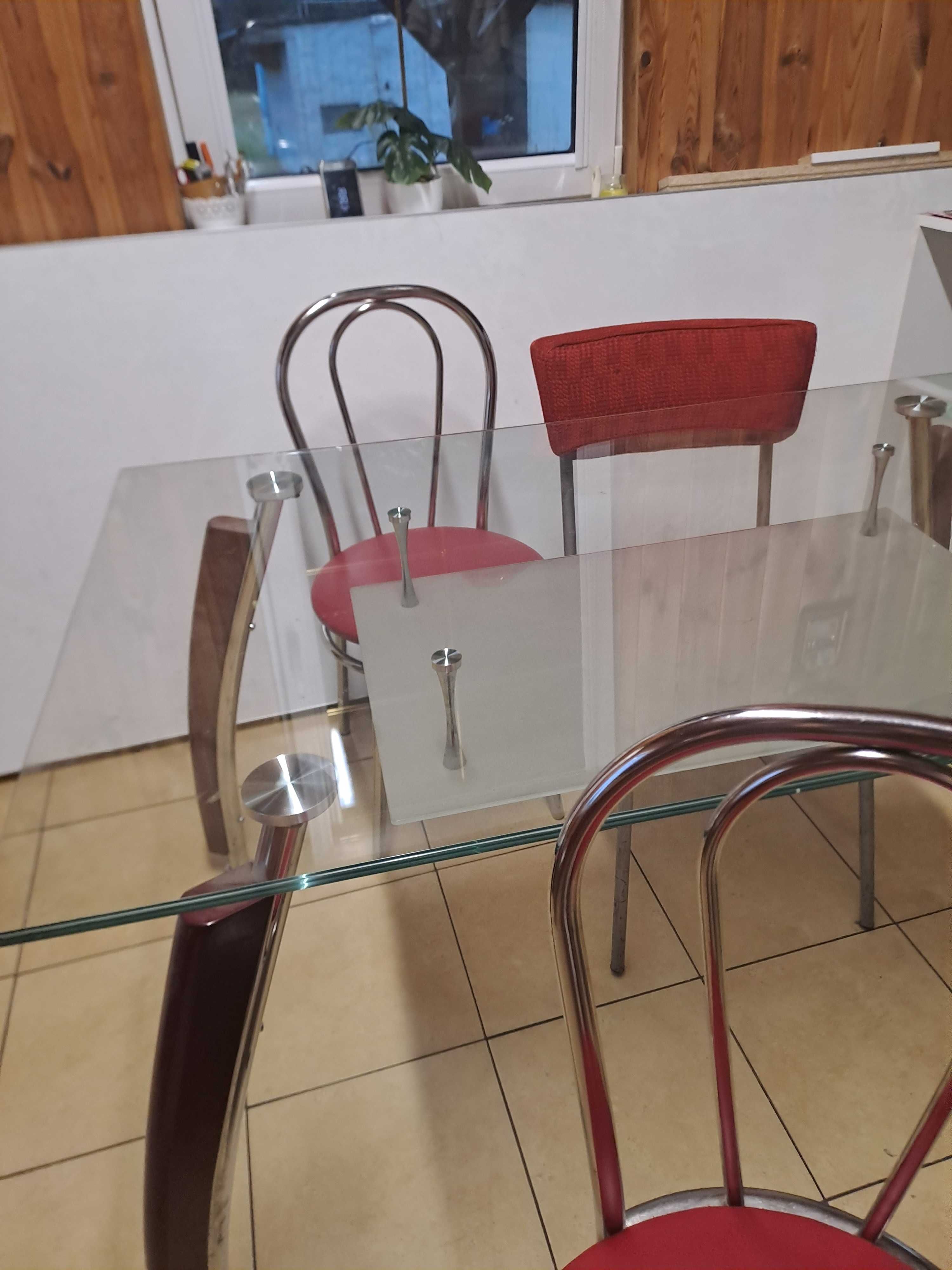 Meble kuchenne z Agd, stół i krzesła.