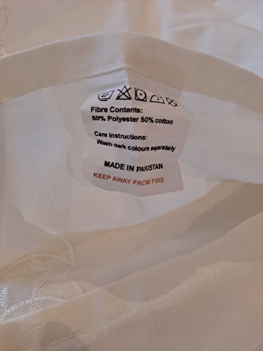 Falbana  koronkowa haftowana marszczona.