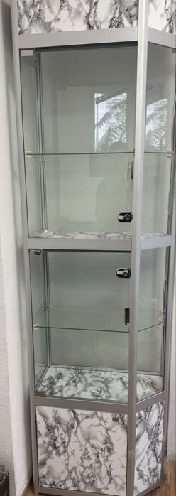 Продам маникюрный стол, кушетка, стеклянная витрина