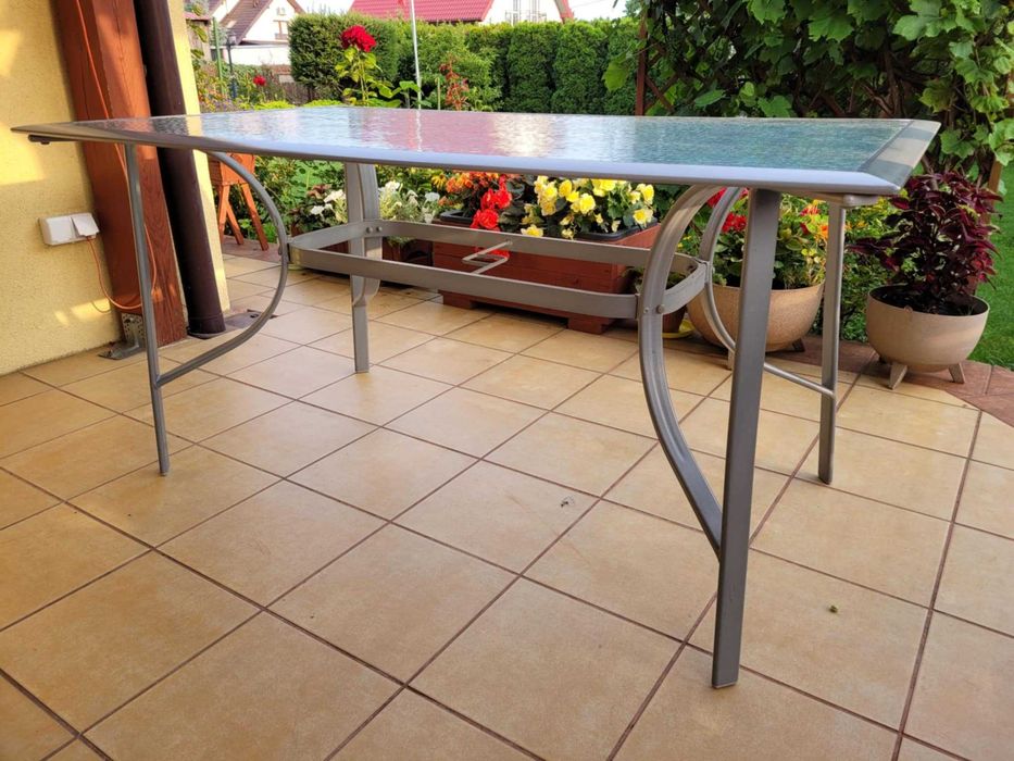 Szklano-aluminiowy stół Jysk