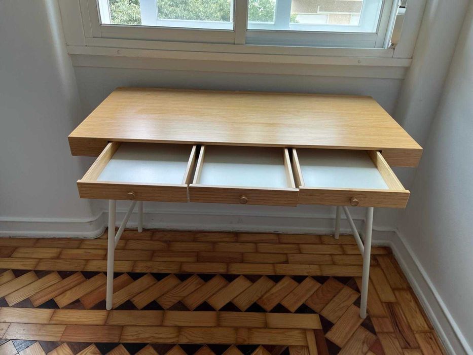 Pequena secretária em muito bom estado