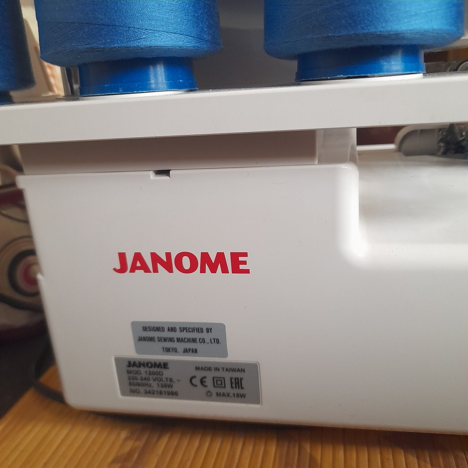 Продам коверлок Janome 1200D professional