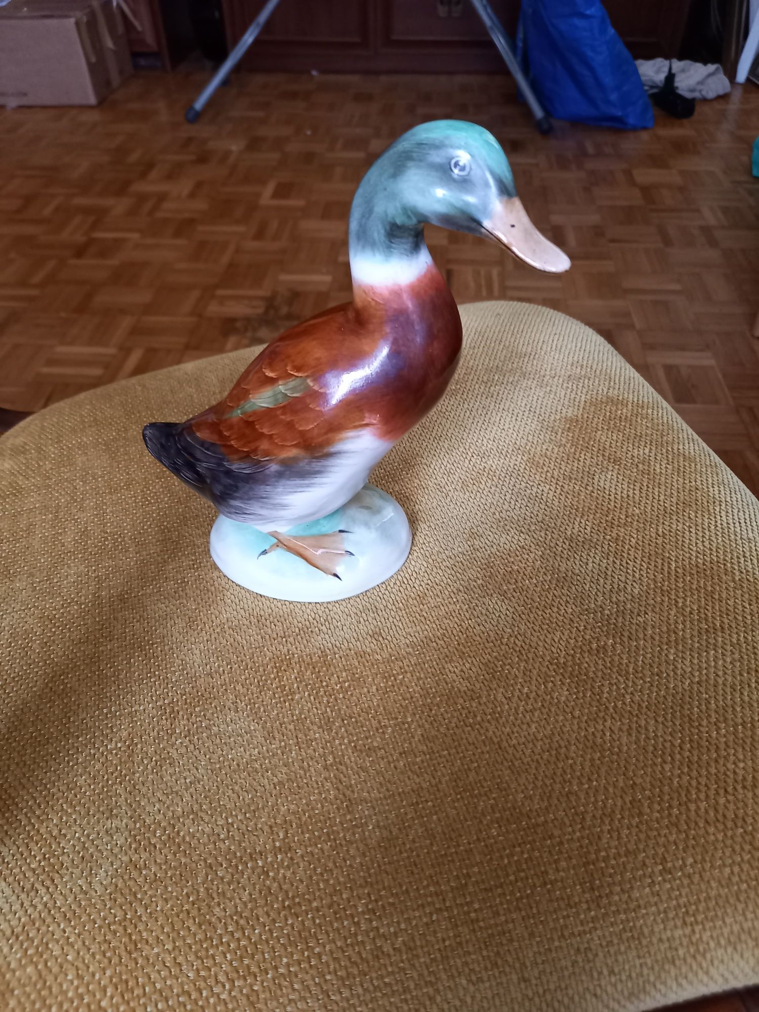 Kaczka figurka.z porcelany lub ceramiki.