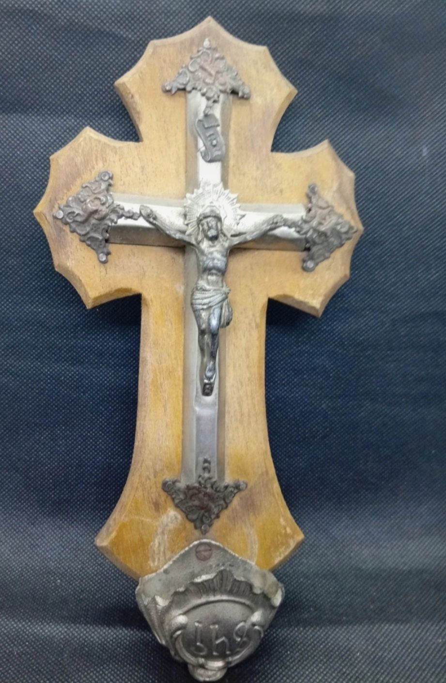 Crucifixo antigo de água benta em madeira e metal