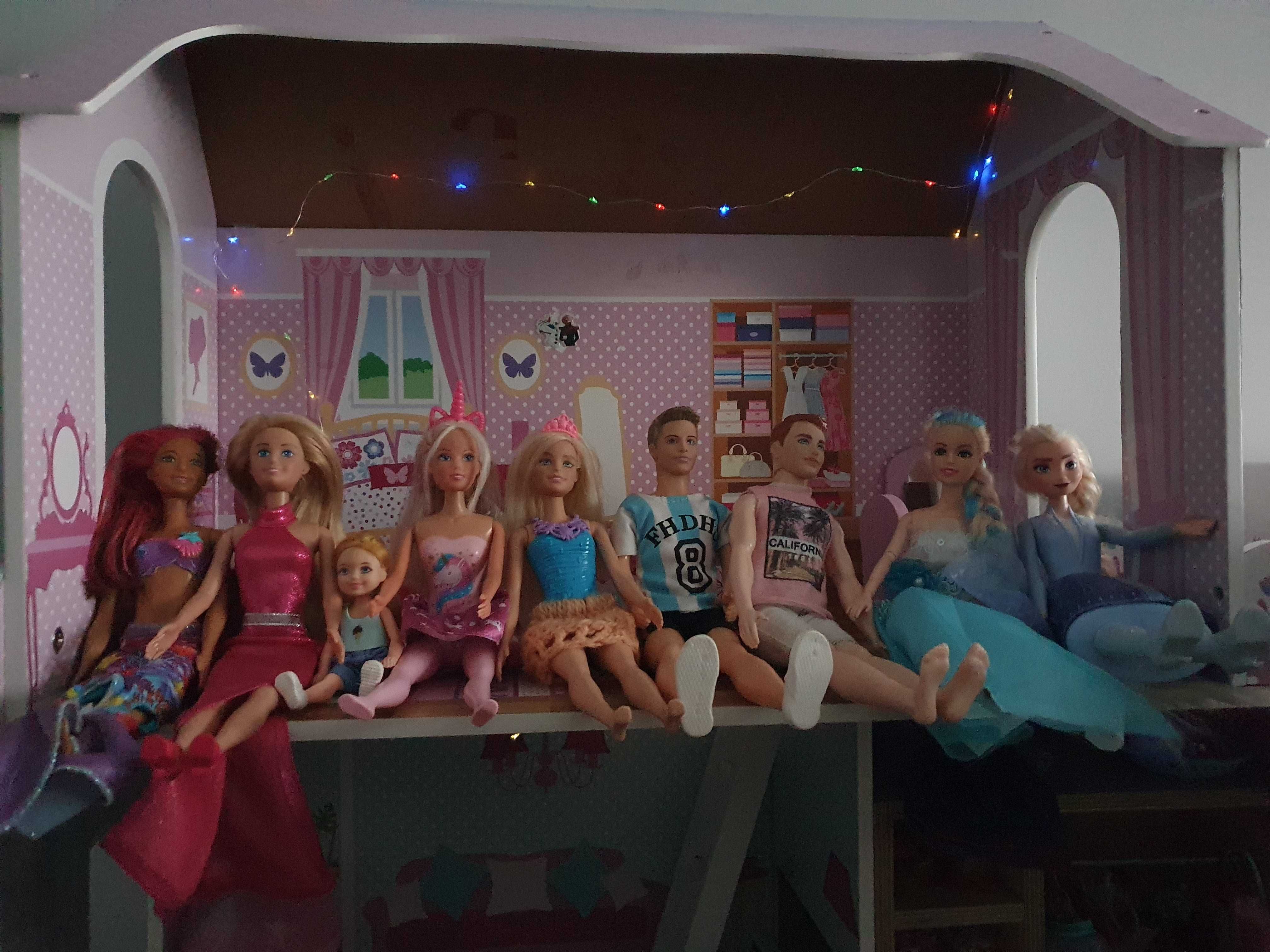 Domek Barbie XXL na kółkach z LED +lalki