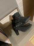 Botas muito giras cinzento escuro