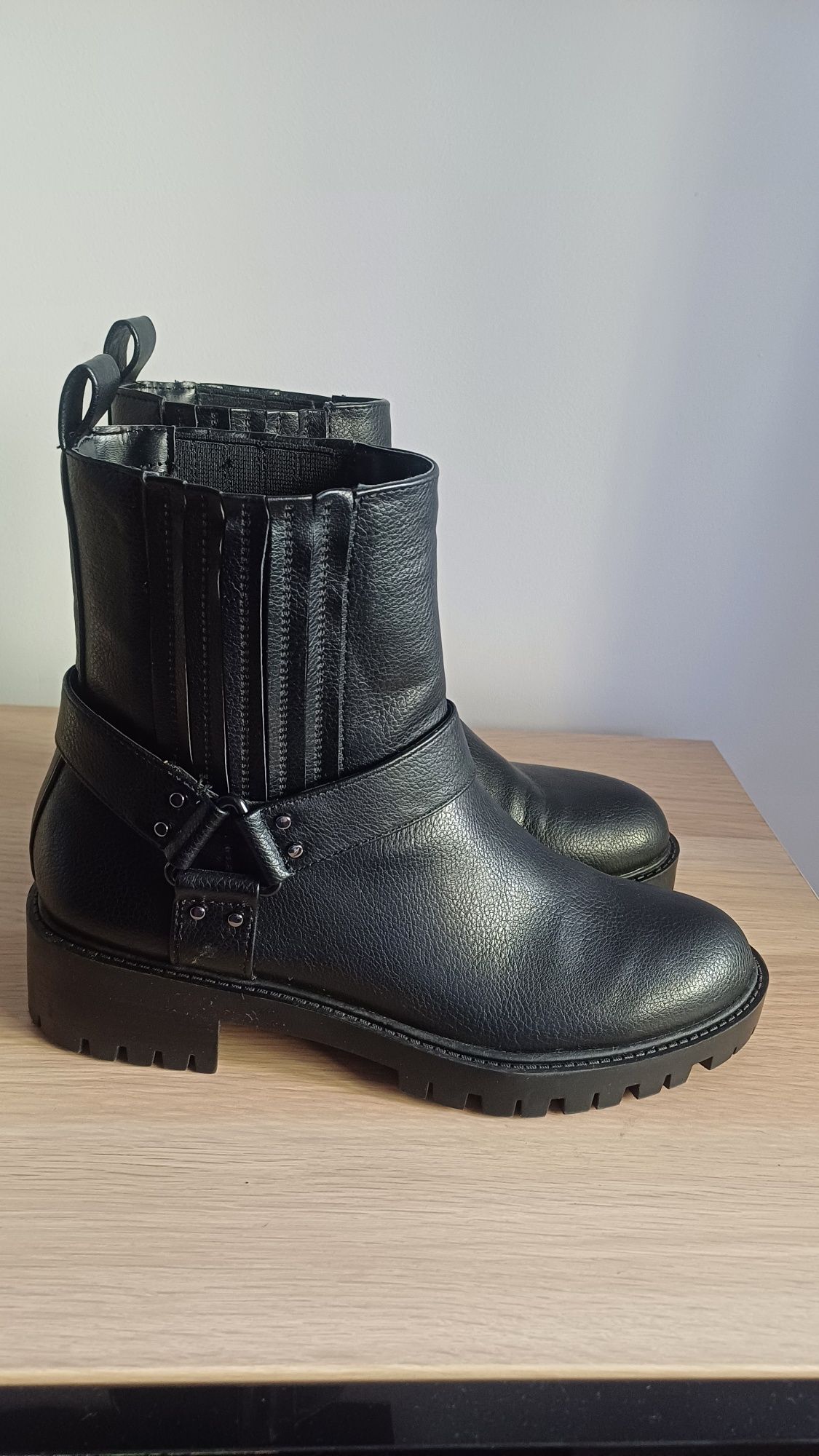 Botins Com Pormenor Metálico (Parfois)-39
Produto