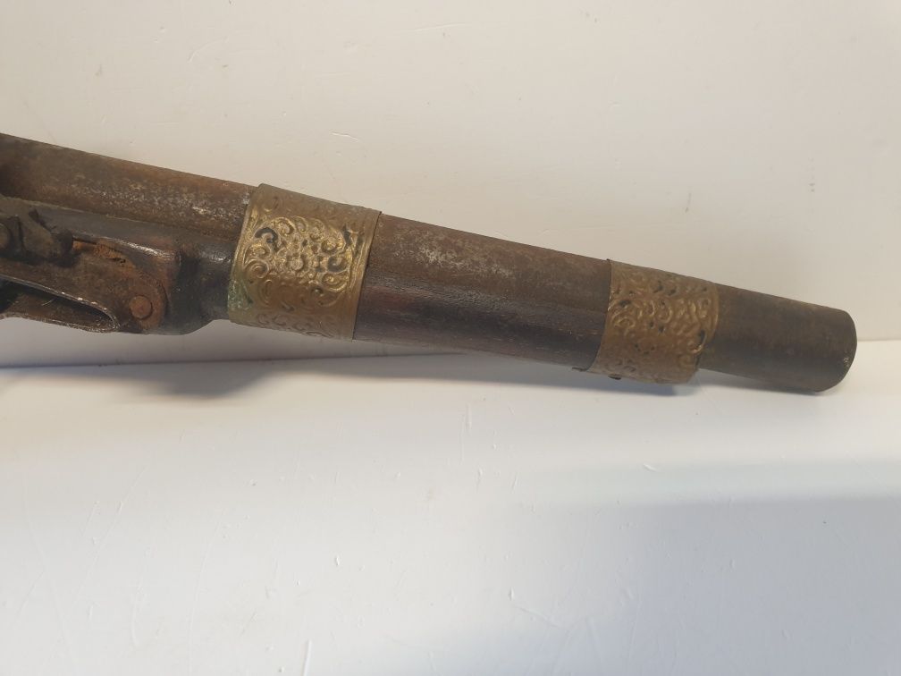 Para decoração: réplica de antiga pistola em madeira com embutidos