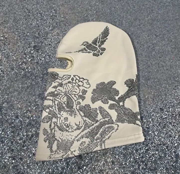 Зимна балаклава в стилі Y2k