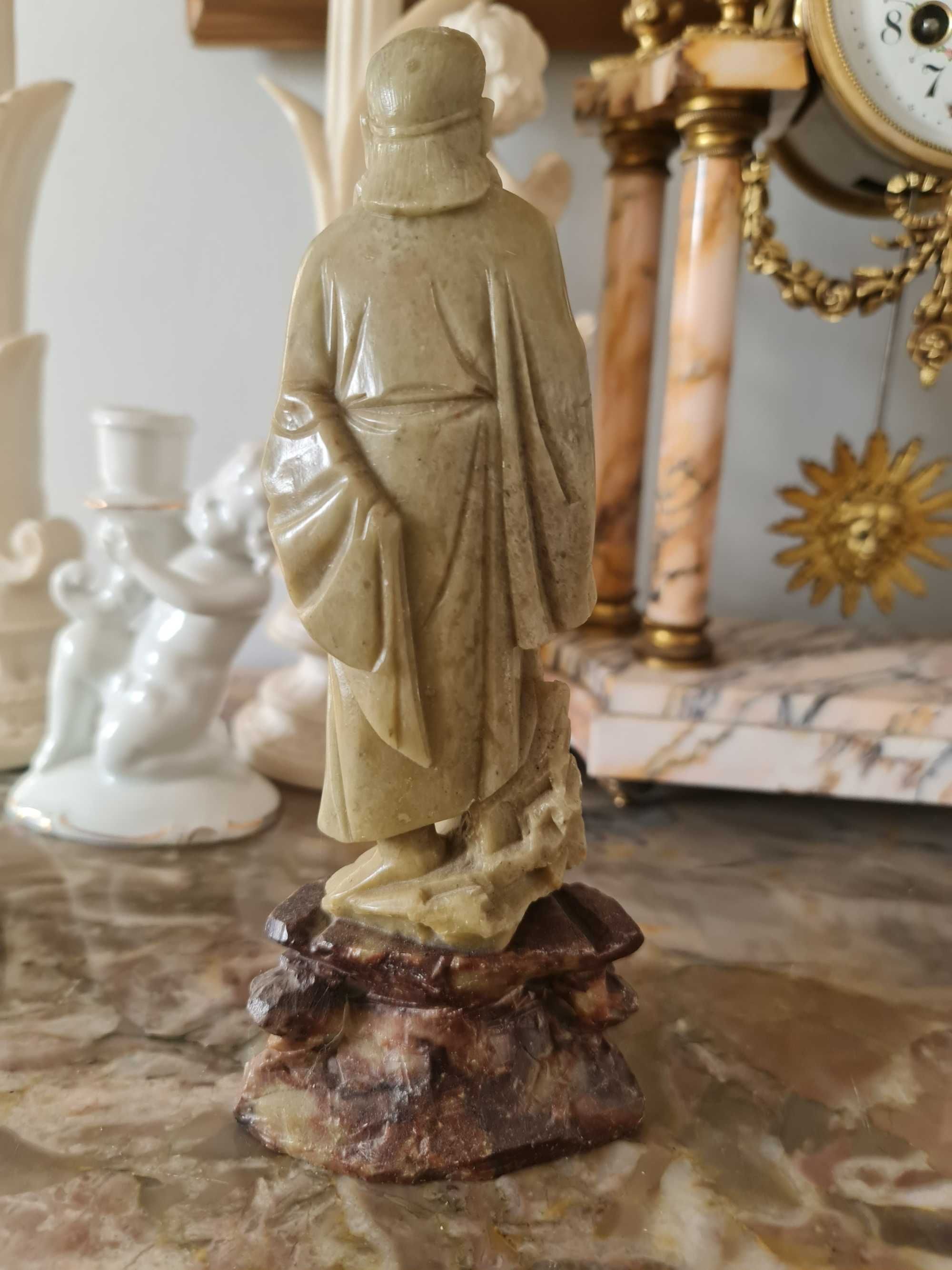 Stara figurka z kamienia mydlanego