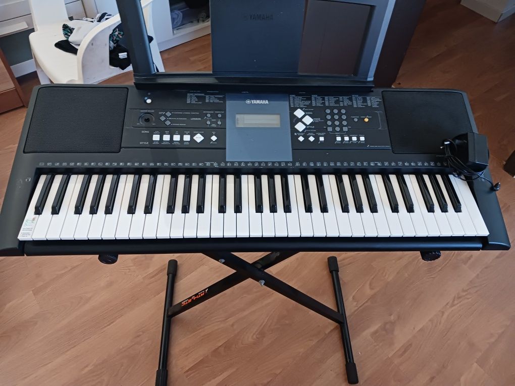 Teclado yamaha PSR E333 com tripé