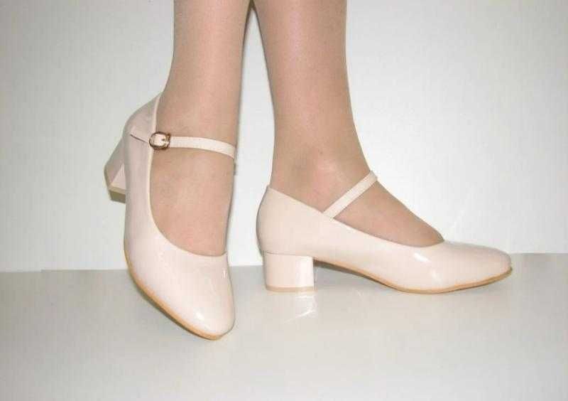 В наявності
1 шт
Туфлі для дівчинки в ідеальному стані бежевий колір