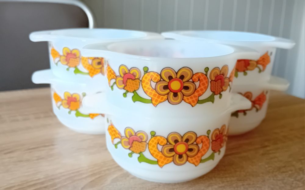 Miseczki vintage z uchwytami, bulionówki.