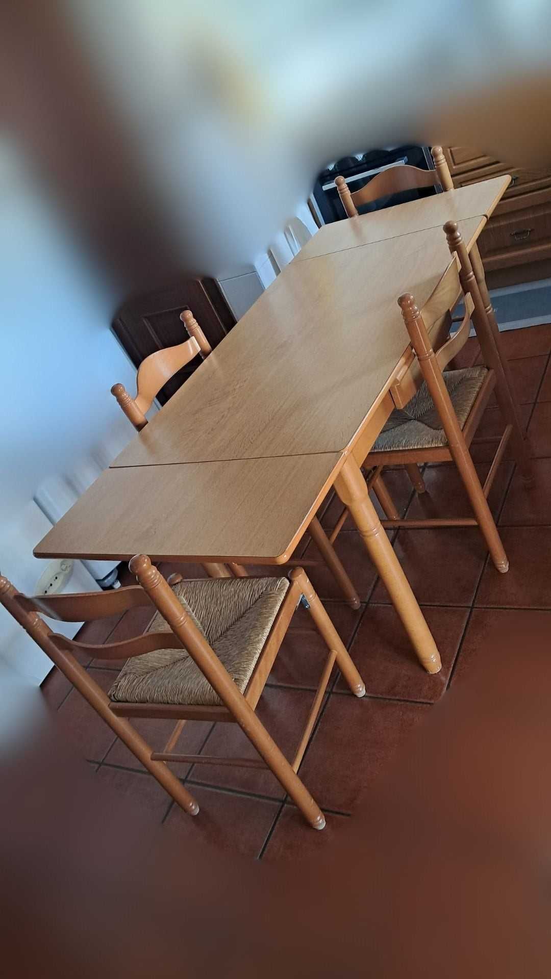 Mesa de cozinha com 4 cadeiras - em bom estado