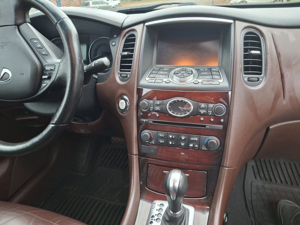 А втомобіль Infinity Qx50 2017 .