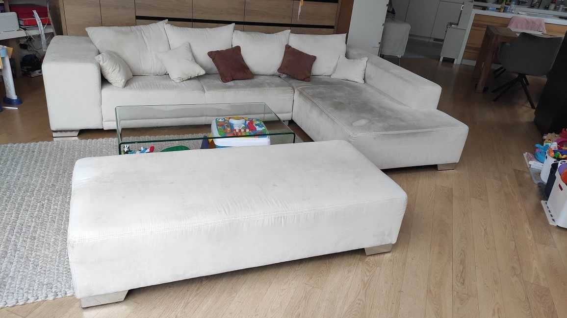 włoska, używana sofa narożna z alkantary