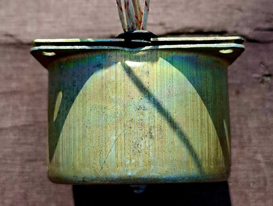 Тороїдальний трансформатор в екранованому металевому ковпаку