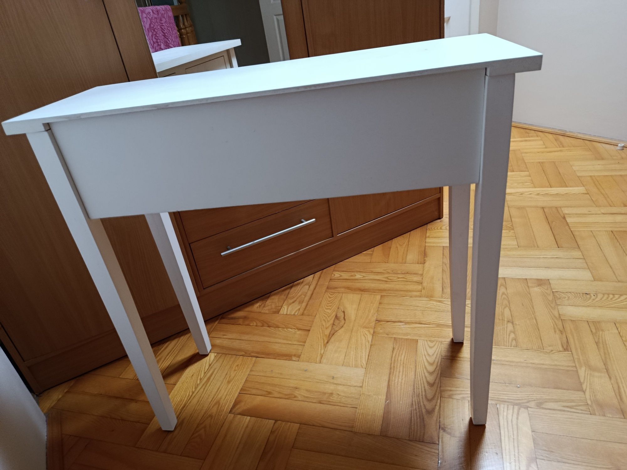 Biała toaletka z szufladami