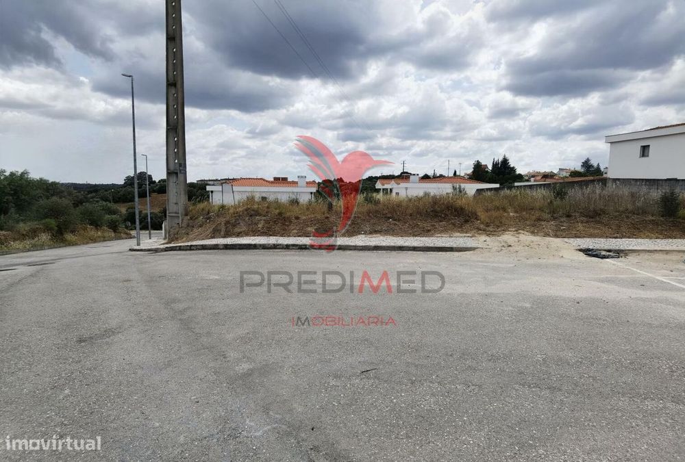 Terreno urbano com área total de 651,78m2 na localidade de Alcanena