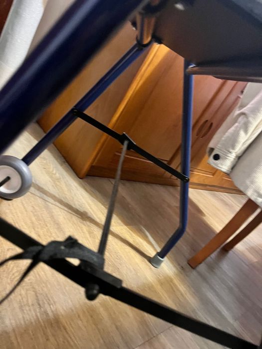 Andarilho com Assento e Rodas