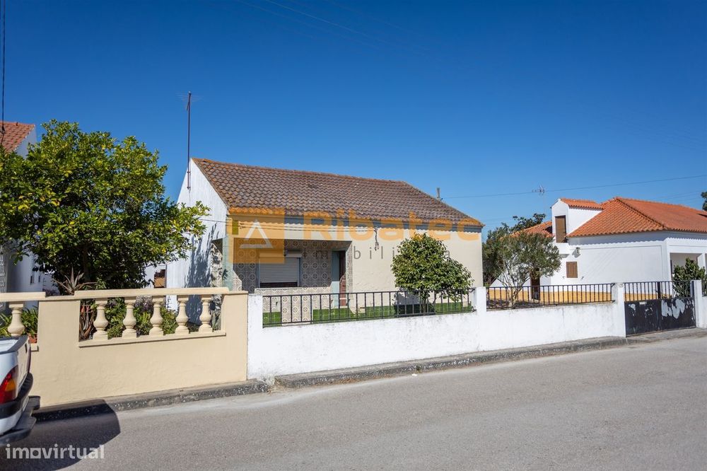 Moradia T2 com terreno de 722 m² no Rebocho