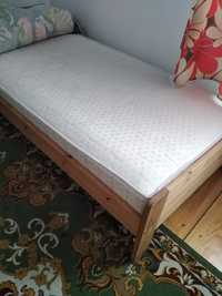 Sosnowe łóżko z materacem