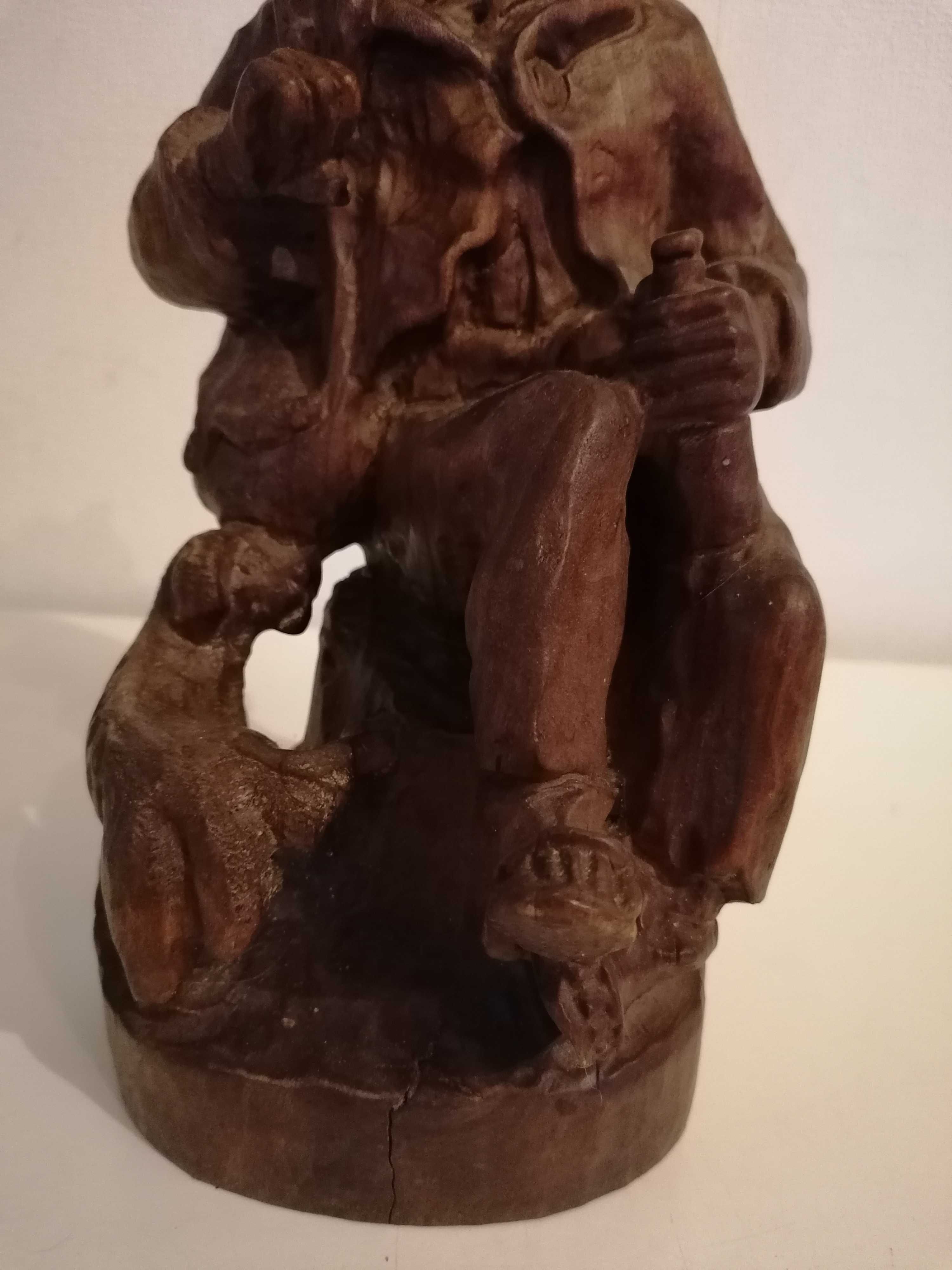 Stara piękna ręcznie wykonana drewniana figurka mężczyzny z psem