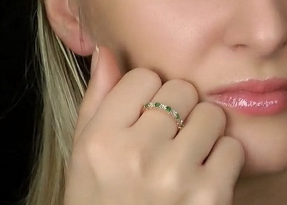 Превосходное золотое кольцо с бриллиантами и изумрудами