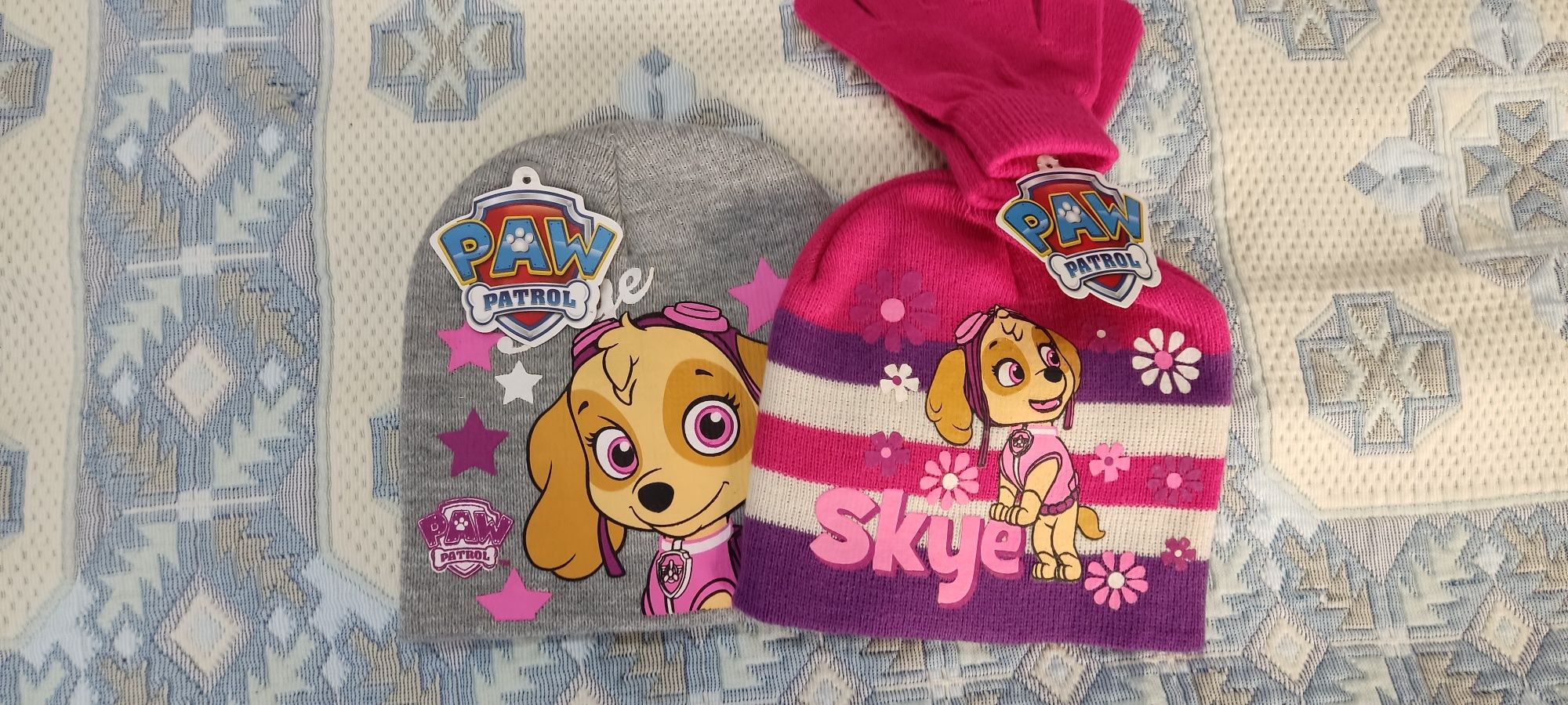 2 gorros +luvas da SKYE c etiquetas