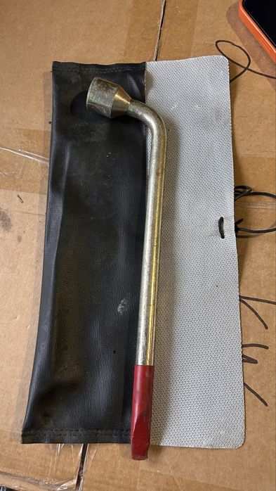 Крюк буксировочний Volvo XC 90