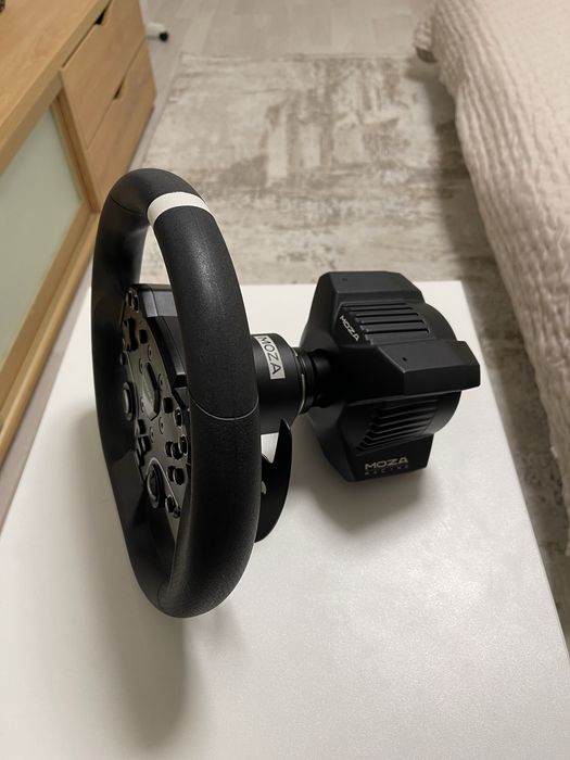 Ігрове кермо та база MOZA R3