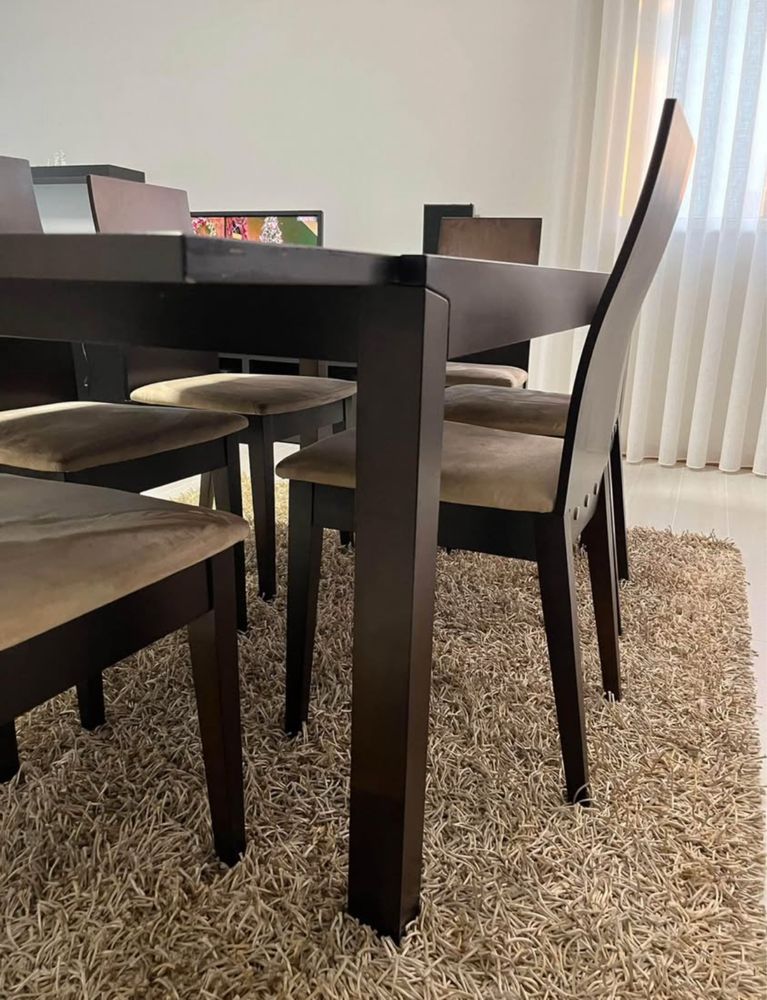 Mesa com 6 cadeiras
