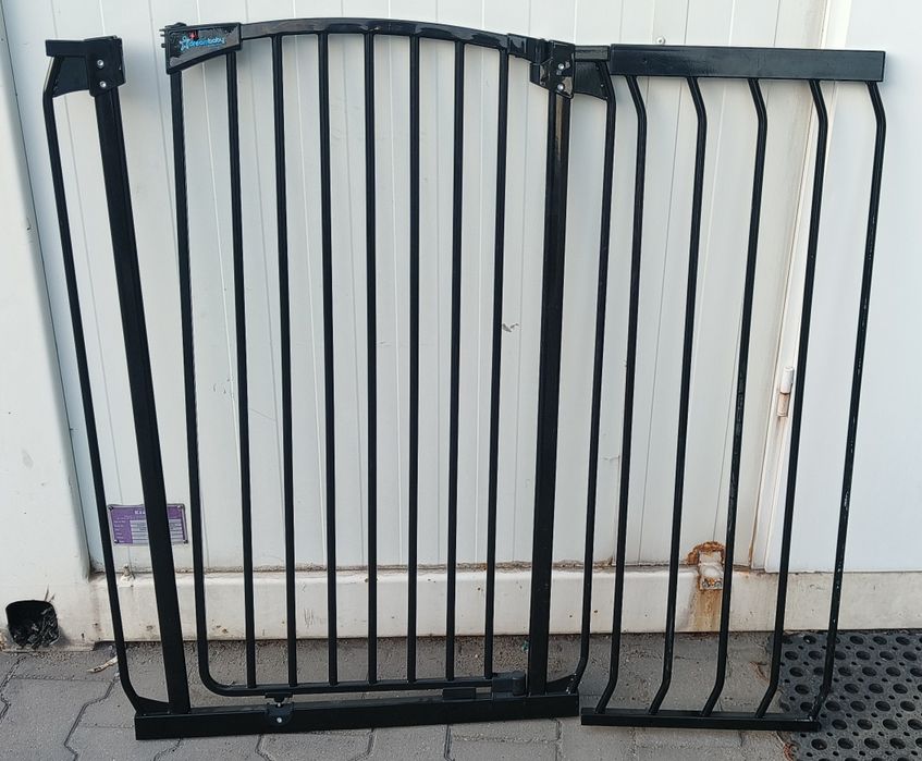 Kratki barierki zabezpieczające schody lub drzwi