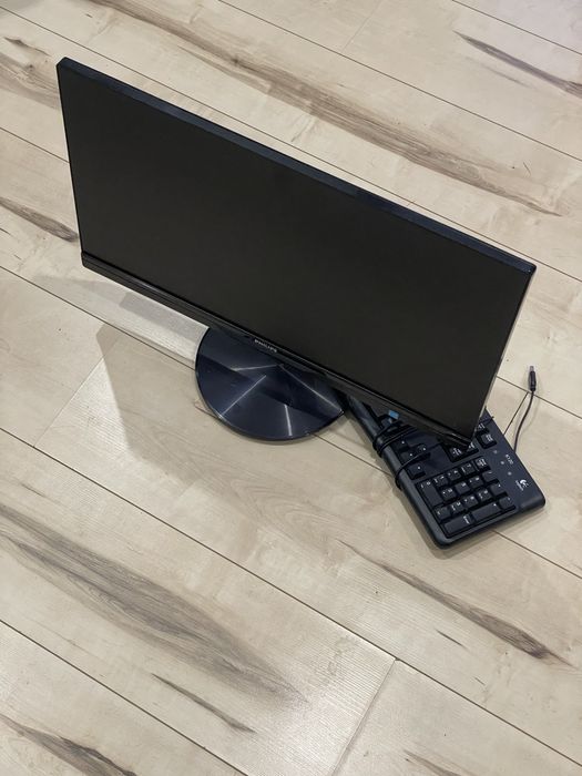 Monitor Phillips z klawiatura