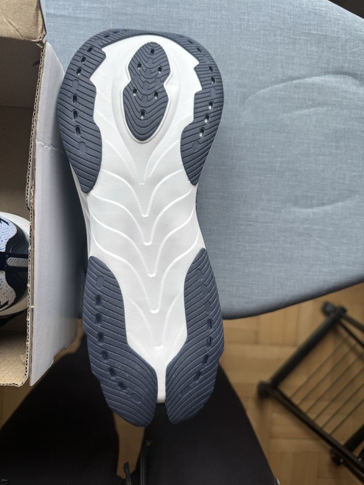 Нові кросівки Asics з коробкою.