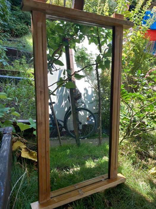 Lustro w drewnianej oprawie.