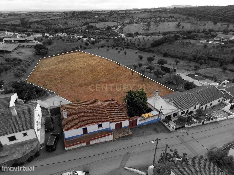 Moradia em Santo Antonio do Baldio, inserida num terreno URBANO de cer