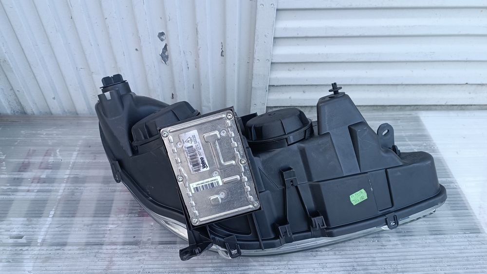 Vendo farol esquerdo de Peugeot 607 ano 2004/11