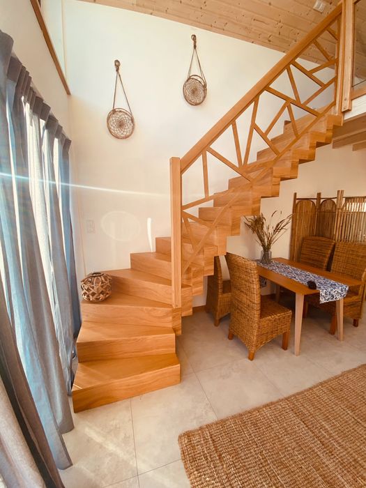 Domek z Banią z widokiem na góry Łomnica. Góry Sowie