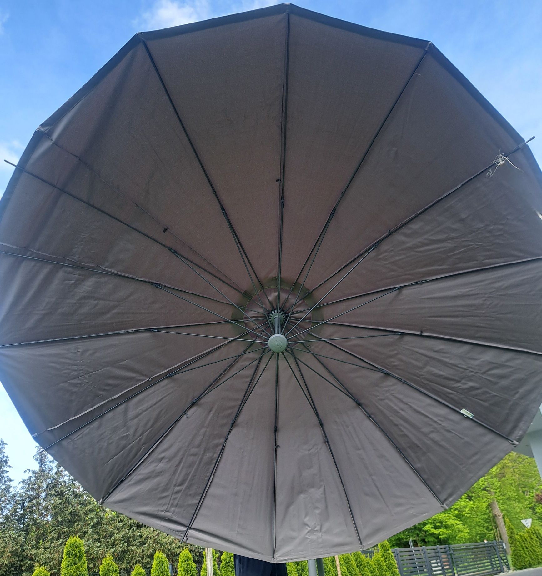 Szary parasol ogrodowy + 4 płyty betonowe