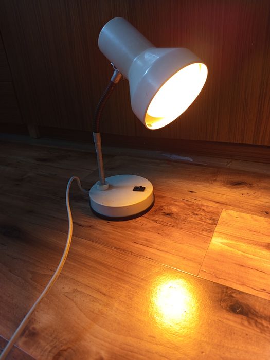 Biała lampka na biurko